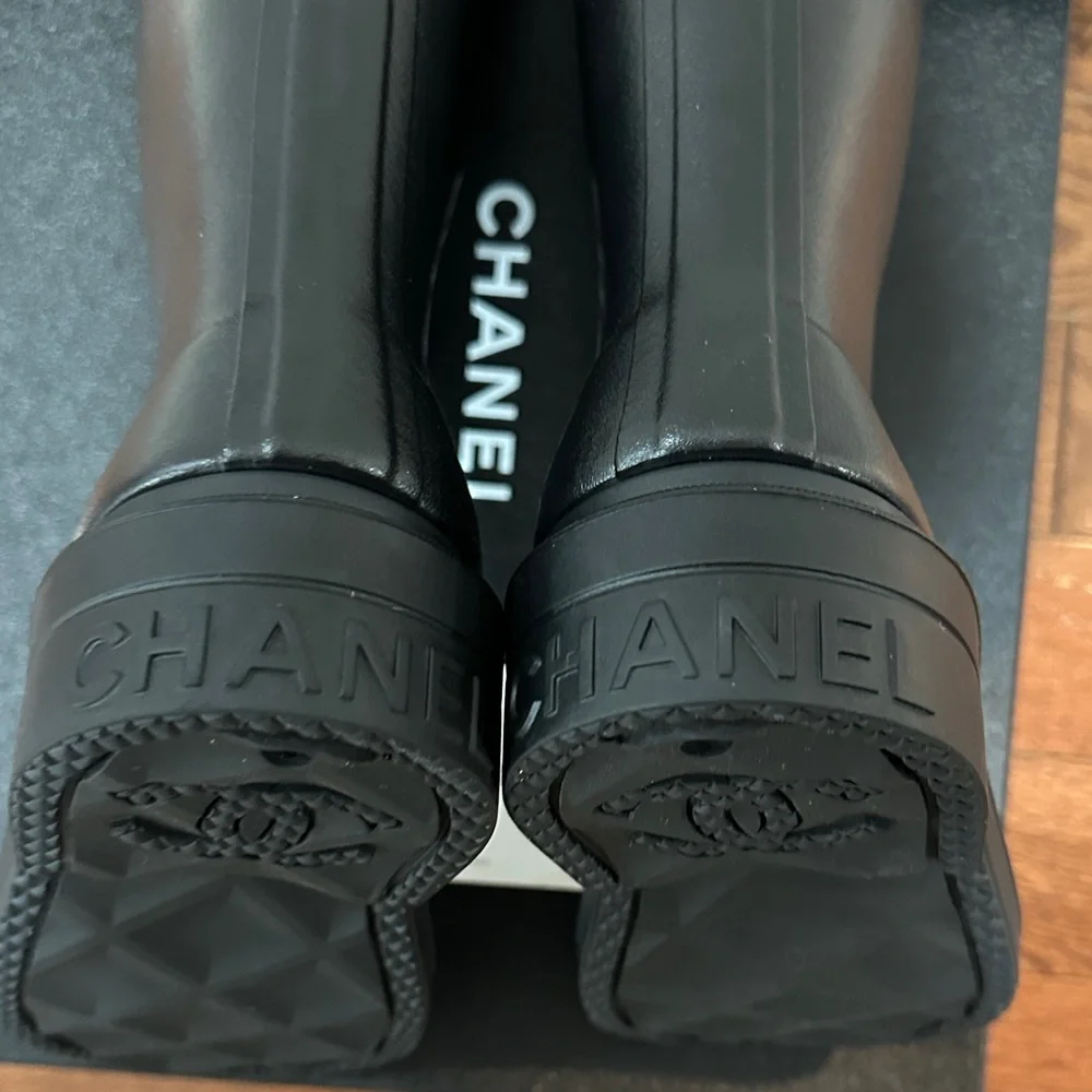 CHANEL Black Rain Boots with White CC Emblem Rare 36 BNIB Dustbags - Picture 9 of 11